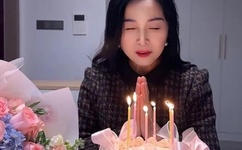 美国女歌手以尿洗脸视频